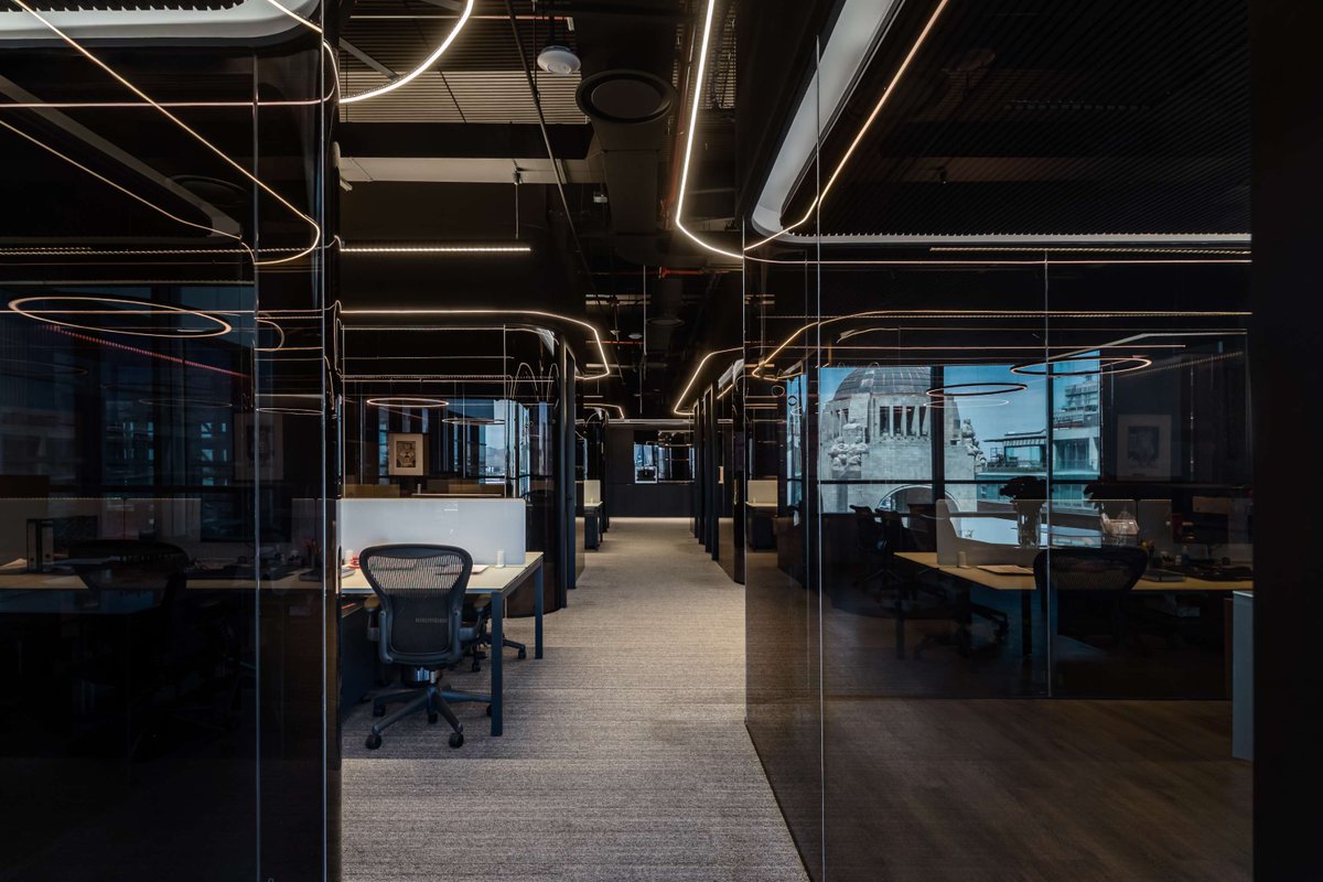 workplus_MX's tweet image. Espacios pensados para inspirar.
En Corporativo RA, la alternancia entre áreas abiertas y despachos privados permite una dinámica eficiente sin perder privacidad ni control acústico.