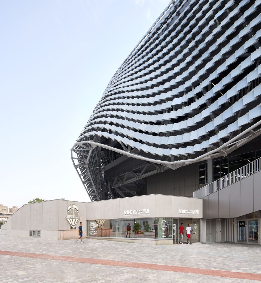 Archello's tweet photo. Wrapped in a ceramic skin tuned to climate and crowd, Roig Arena by @ERRE_arq with HOK uses parametric ceramic fins, shaded terraces, and passive cooling to shape a high-performance civic venue.
https://t.co/jjwVNkeSp2 

#CeramicFacade #ClimateResponsiveDesign https://t.co/fIDFmTDxSF