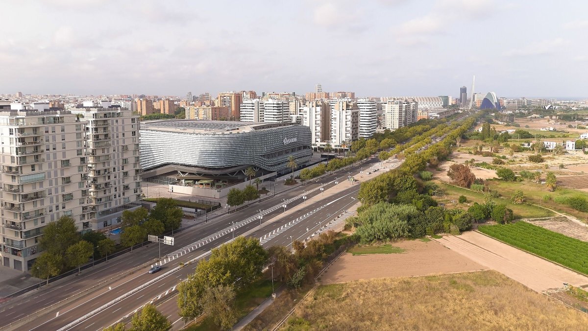 Archello's tweet photo. Wrapped in a ceramic skin tuned to climate and crowd, Roig Arena by @ERRE_arq with HOK uses parametric ceramic fins, shaded terraces, and passive cooling to shape a high-performance civic venue.
https://t.co/jjwVNkeSp2 

#CeramicFacade #ClimateResponsiveDesign https://t.co/fIDFmTDxSF