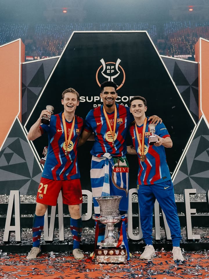 Forca_Fcb's tweet photo. فرينكي دي يونغ:

🏆💙❤️ أبطال كأس السوبر! https://t.co/RXXfwcPeyv