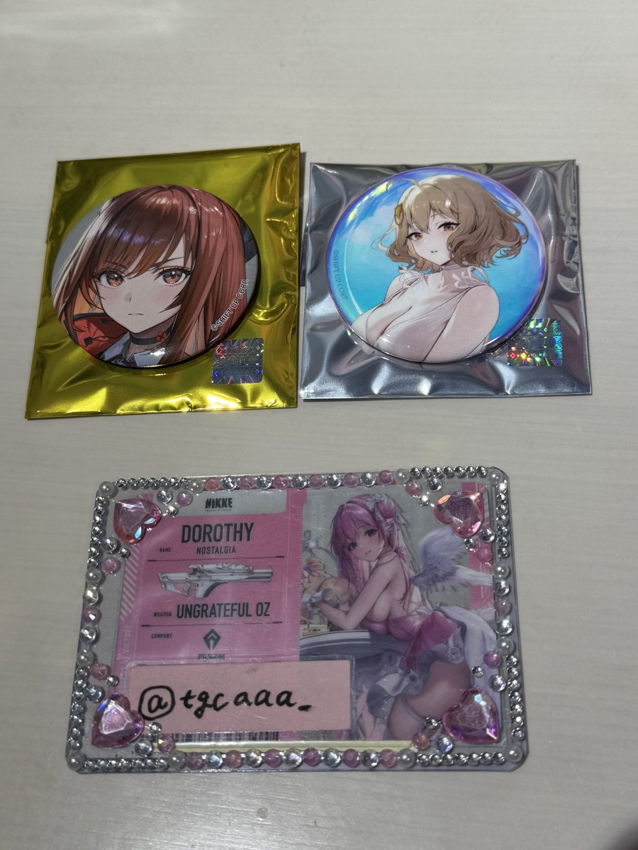 交換】勝利の女神NIKKE 2nd Exhibition NIKKE展 缶バッジ ニケ展 譲:赤