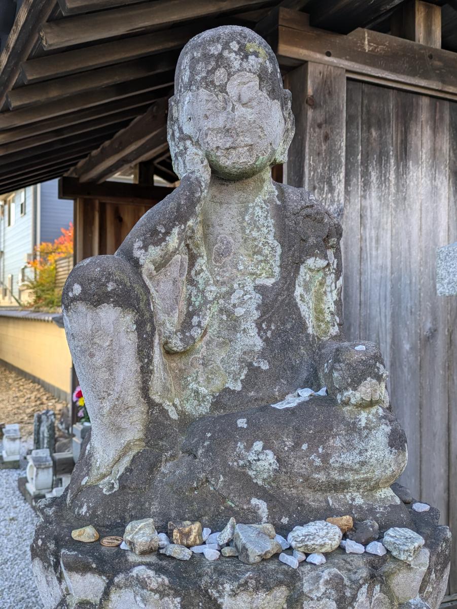地蔵菩薩と思われる石仏 教えてください】 こういう御姿は「地蔵菩薩思惟像」と呼んでよろしい