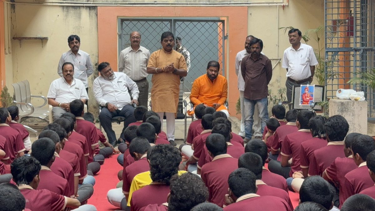 SamreddyReddy's tweet photo. Celebrating the 163rd birth anniversary of the eternal inspiration of youth — Swami Vivekananda💐

-Arise, awake, and stop not till the goal is reached. https://t.co/HKRyz8RfFi