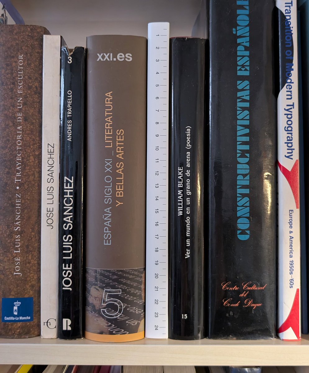ppcruznovillojr's tweet photo. Hemos diseñado un libro de arquitectura que es también un escalímetro de 25cm. Trata sobre la evolución de 25 edificios de más de 25 años, con textos de los maestros Tuñón, Campo Baeza, Vicens o Rubio Carvajal, entre otros. Editan: Sindéresis, Dykinson y UFV. https://t.co/NkJL18aoUx