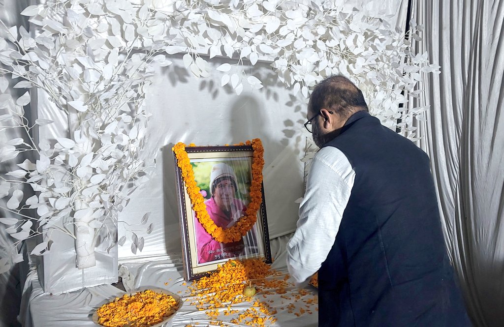 छोटे भाई संतोष गुप्ता जी के दादाश्री का पिछले दिनों निधन हो गया था। आज ब्रह्मभोज कार्यक्रम में शामिल होकर श्रद्धांजलि अर्पित की। 

📍 तमकुही राज