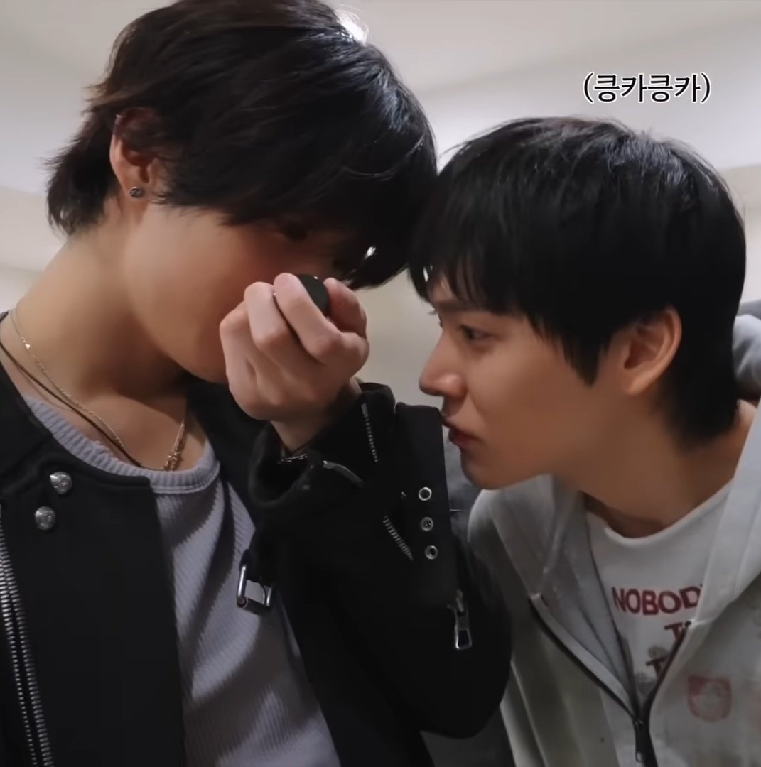 kimtonosaur's tweet image. ดูเป็นคนที่ถามว่าต้นรักหนูมั้ยทั้งวันอะ