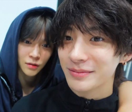 kimtonosaur's tweet image. ดูเป็นคนที่ถามว่าต้นรักหนูมั้ยทั้งวันอะ