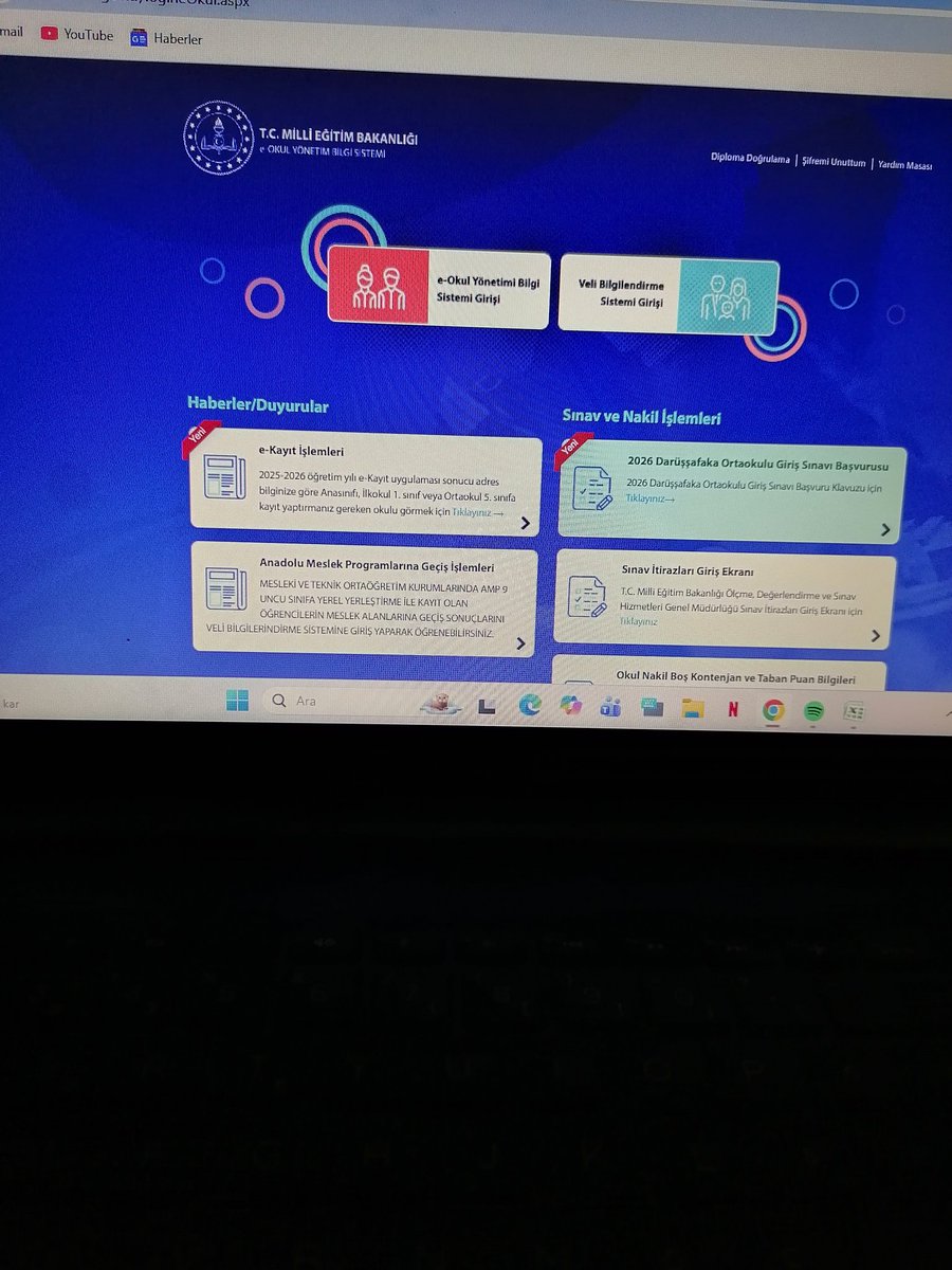 Her sene aynı şeyleri yaşıyoruz. Son hafta öğretmenin E okul haftasıdır. Ama sisteme giremiyoruz ki, sürekli atıyor sistem. Şu uygulamayı bir düzeltin artık.