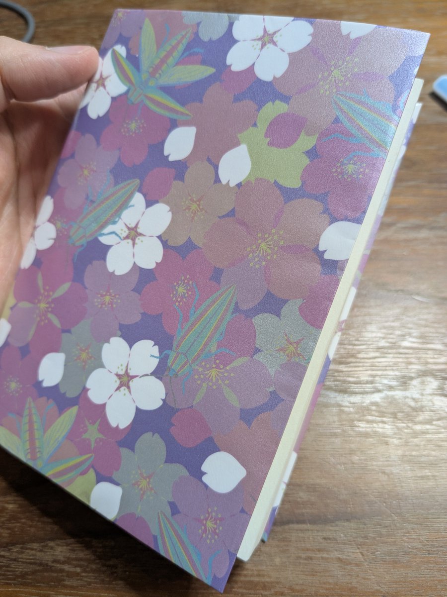day_craft's tweet photo. うみねこ博物堂というお店でかわいい包装紙をゲットしたのでブッカーを貼ってブックカバーにした https://t.co/S1bs7LanPw