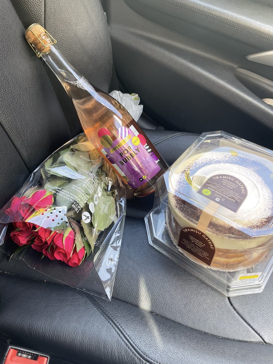 PhathekaPat's tweet image. A super proud mom 🎉🎉🥳🥳🥳🥳
Umntanam 🩷

#MatricClassOf2025