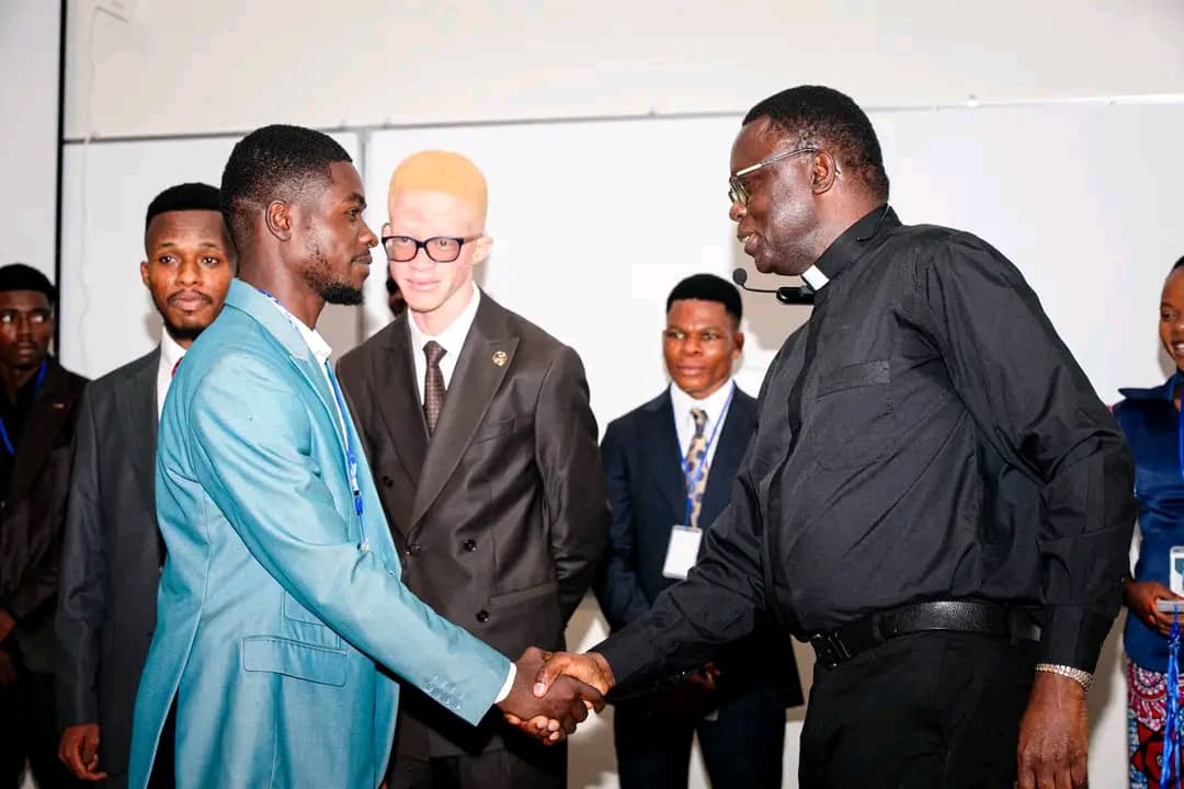 bitforcoinb's tweet photo. L'installation du nouveau gouvernement estudiantin de l'université officielle de mbujimayi #UOM, s'est bien passée dans l'ordre et la discipline sous la supervision de l'abbé recteur #CIBAKA
@BantuClb26065 @DenisYombo @gloiremurhigisi @leParrainRDC @JAsepeB @memucan_kandolo https://t.co/JabEborSEg