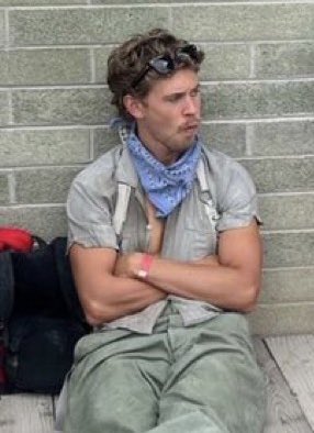 BBButler91's tweet image. Happy Monday Y'all!! The second pics were new to me yesterday. But when we got the initial one I distinctly remember thinking "How the hell does this man look this good in the desert after all this?"