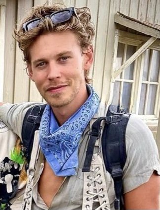 BBButler91's tweet image. Happy Monday Y'all!! The second pics were new to me yesterday. But when we got the initial one I distinctly remember thinking "How the hell does this man look this good in the desert after all this?"