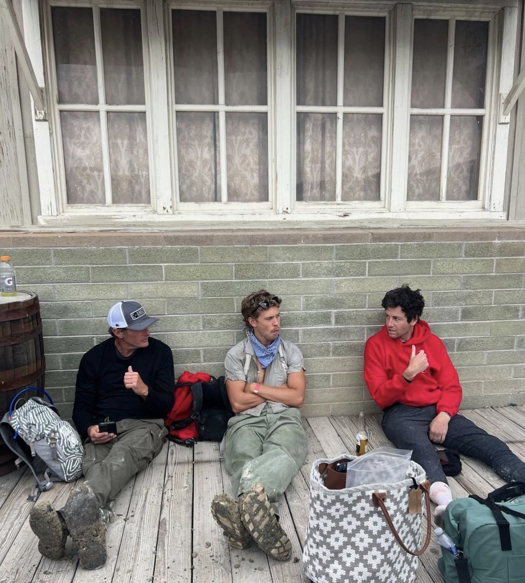 BBButler91's tweet image. Happy Monday Y'all!! The second pics were new to me yesterday. But when we got the initial one I distinctly remember thinking "How the hell does this man look this good in the desert after all this?"