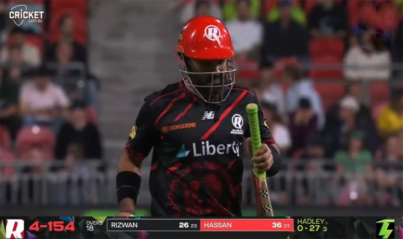 Nawaiwaqt_'s tweet image. سست رفتار سے بیٹنگ، رضوان کو میچ کے دوران باہر بلا لیا گیا
nawaiwaqt.com.pk/12-Jan-2026/19…
#BBL #Slow #Batting @iMRizwanPak @BBL