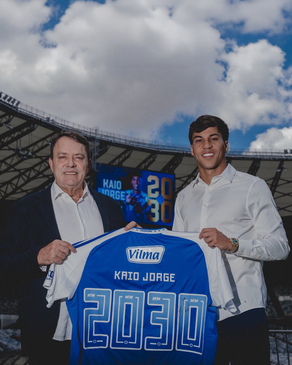 Cruzeiro's tweet image. Ao lado do presidente Pedro Lourenço, 𝗞aio Jorge confirma: a história 𝗸ontinua no Cruzeiro.

𝗞J no Cabuloso até 2030 🤝🦊

📸 @yuriclfoto