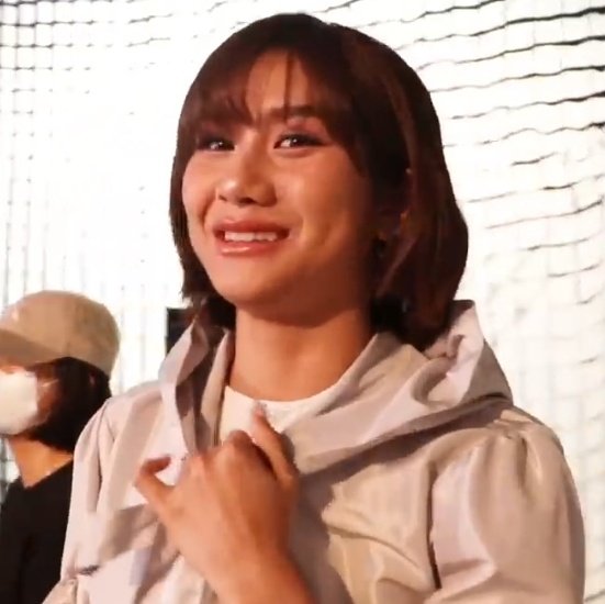 HailyFan's tweet photo. why is she so cute 🤏 https://t.co/8VopnEmNbi