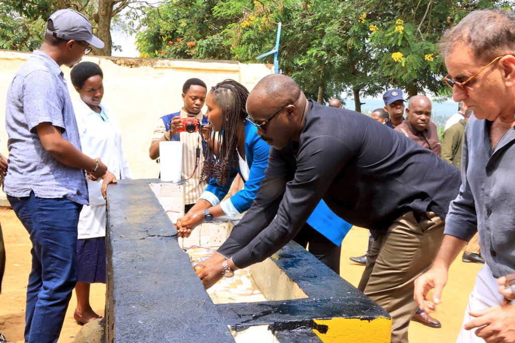 Umuseke's tweet photo. Umunyamabanga wa Leta muri @Rwanda_Edu, @ClaudetteIrere yavuze ko ubukangurambaga bwa #FresheriKuIshuri bugamije gufasha abanyeshuri n'abarimu kugira uruhare mu Isuku.

Yasabye abo muri GS Dihiro muri @BugeseraDistr kurangwa n'isuku ku mubiri, ku myambaro, mu ishuri n'aho batuye. https://t.co/VWQ22YRKFz