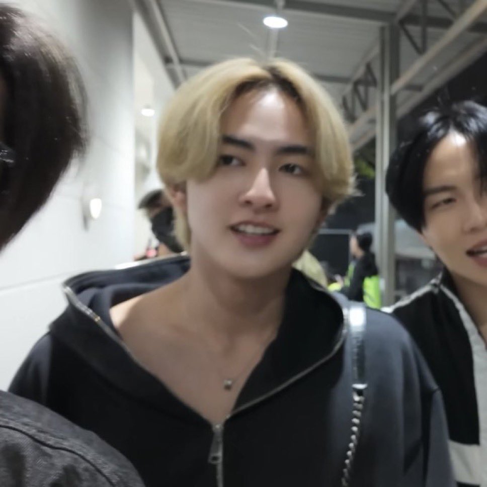 i2umeffyz's tweet image. ฮู้ดไหล่ตกโป๊มากกกก เคะที่สุดด สวยมากคับสุดหล่อ🫰🏻♥️