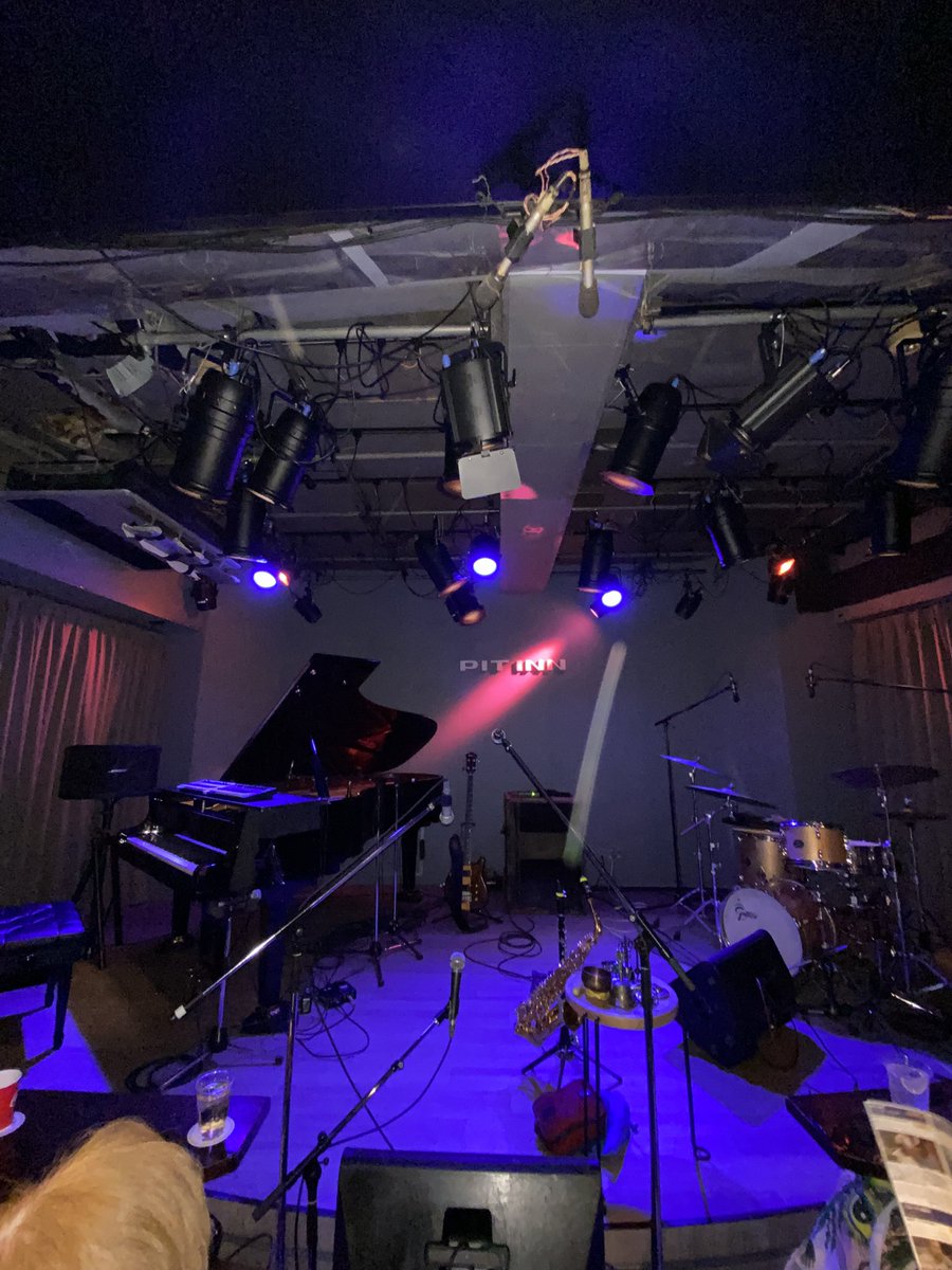 takemas13928201's tweet photo. 坂田さんのサックスのキレ、やはり半端ない
加えて、破壊力満点のシャウトが炸裂
坂田さん、本当にエネルギーの塊だ、凄すぎる
後半もラウドでスリリングなサウンド展開は変わらない
出音に反応する速度がとんでもない
#坂田明 #TripleEdge #坪口昌恭 #早川岳晴 #藤掛正隆 #新宿ピットイン(2/3) https://t.co/N7USFFZXyu
