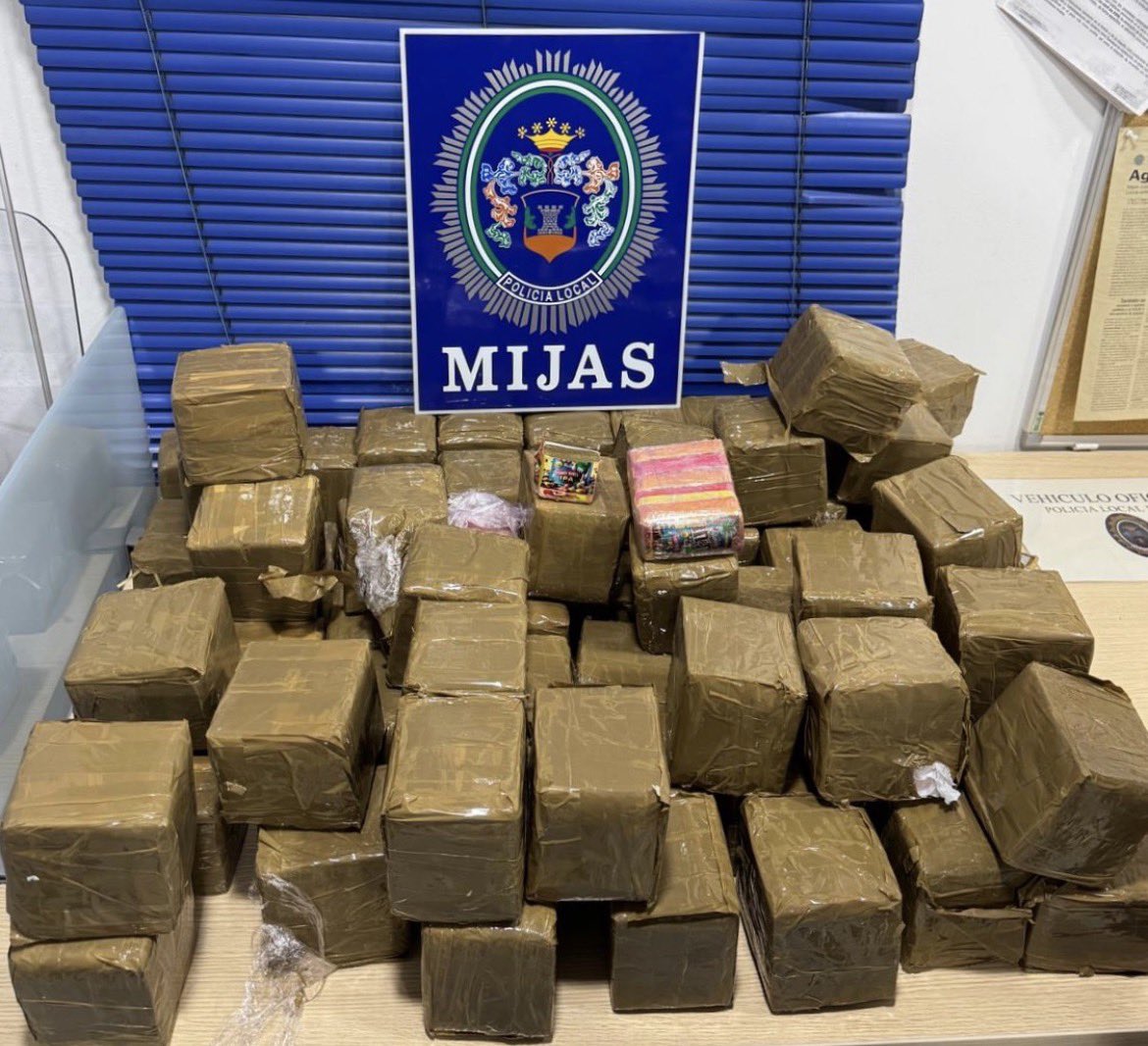 👉 La rápida intervención de la Policía Local de Mijas ante un grave suceso con armas de fuego se ha saldado con dos detenidos y la incautación de cerca de 75 kilos de hachís.

Una actuación compleja, desarrollada en coordinación con otros cuerpos, que permitió controlar la