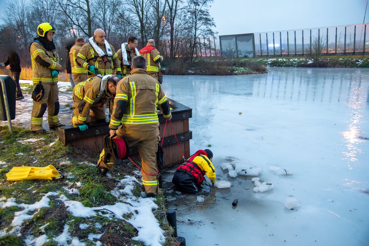 Hulpdiensten massaal uitgerukt voor persoon te water in Gorinchem: facebook.com/hulpdienstengo…