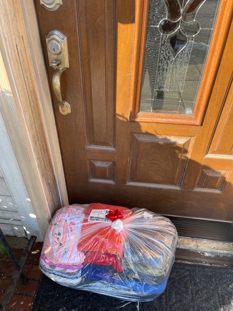 MikeFer86's tweet photo. The Poplin laundry service has honestly changed my life and I think you’d love it. They’ll pick up your laundry from your house and bring it back the next day—with free delivery! It’ll be washed, dried, folded, and sorted. Use this link to get $10 off your first order. Enjoy! https://t.co/XunlJT4efa