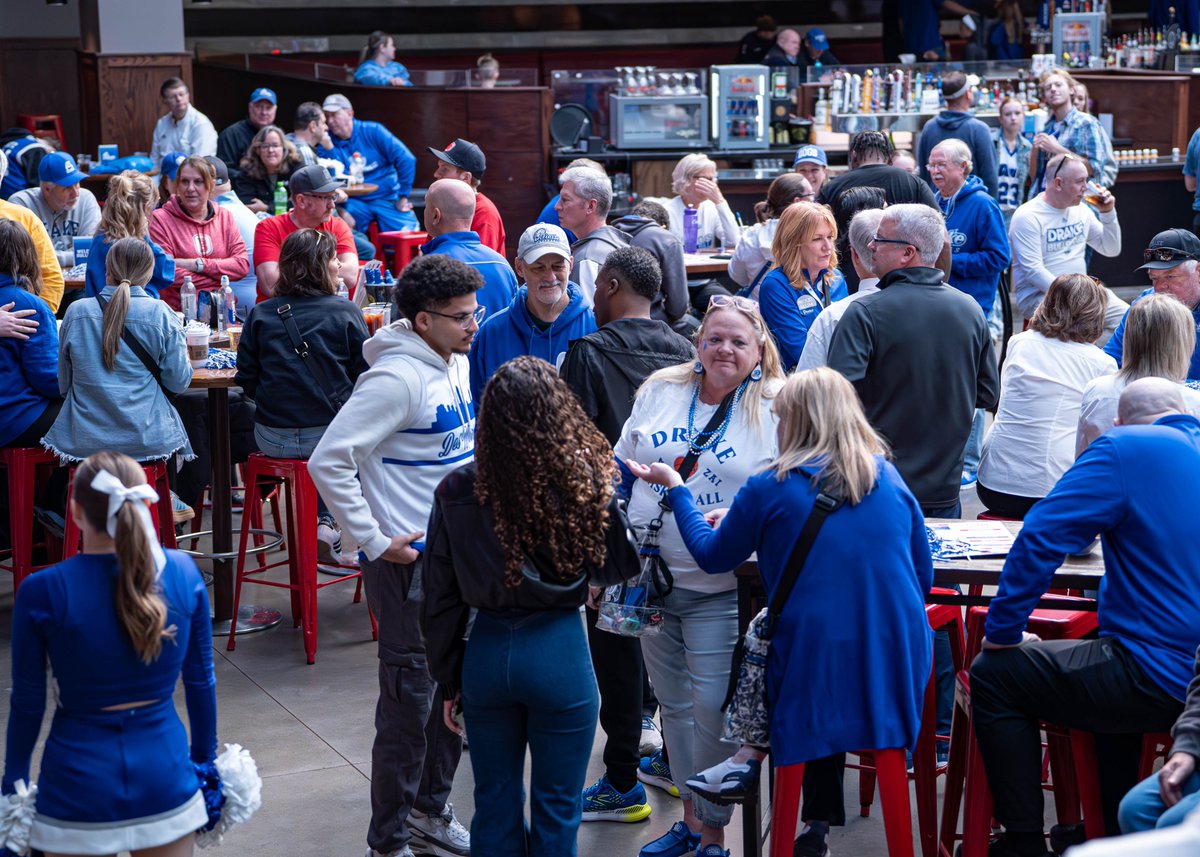 DrakeBulldogsMB's tweet image. 🚨 Join fellow Bulldogs in the Windy City for a 𝐅𝐑𝐄𝐄 pregame gathering before Drake takes on UIC!

📅 Saturday, January 17, 2026
 📍Hawkeyes Bar &amp;amp; Grill (1458 W Taylor St)
🍔 Food &amp;amp; drinks available for purchase

✍️ Register+more information ➡️ shorturl.at/pJJUL