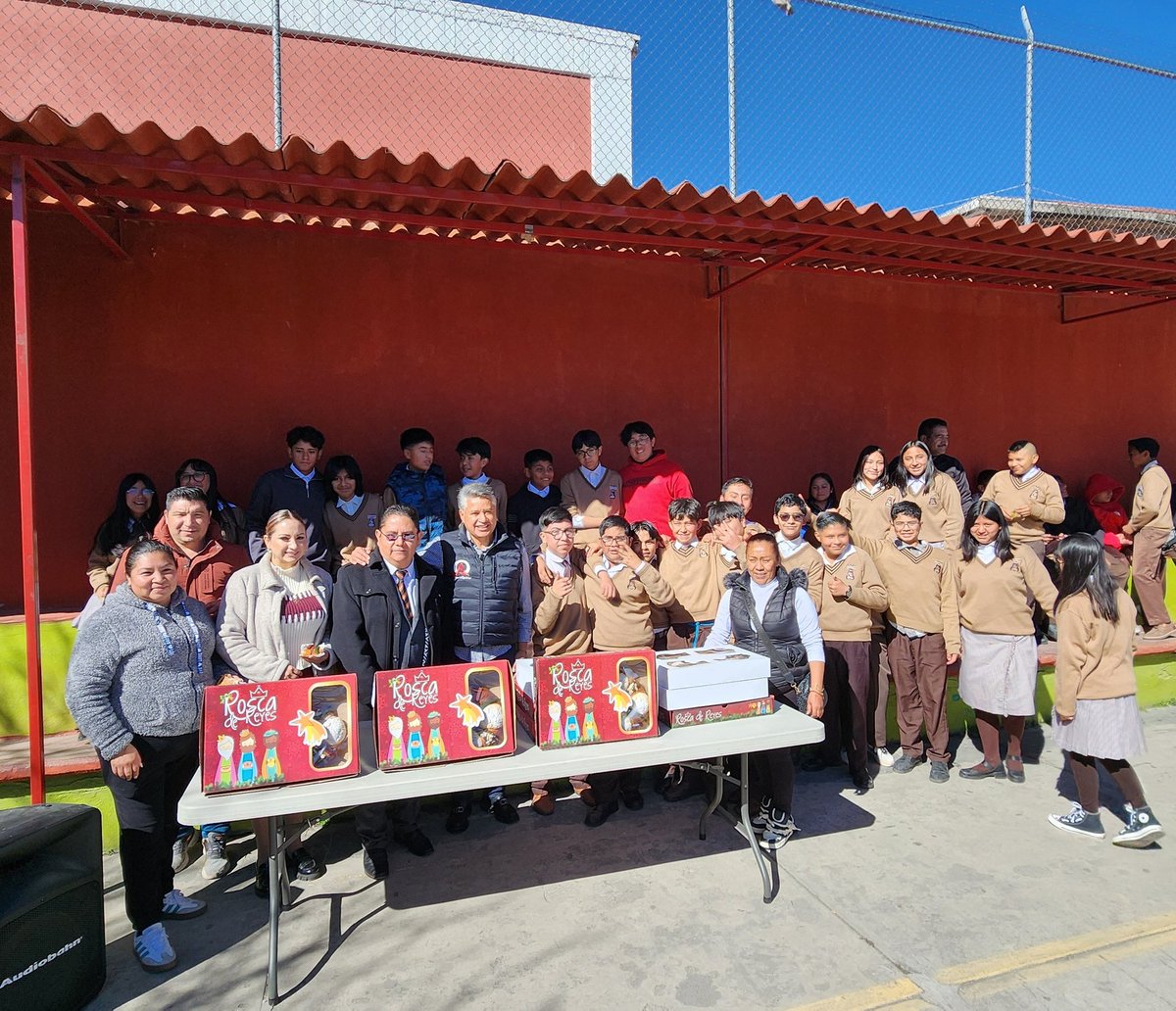 ¡Les trajimos su rosca de reyes a los de la 84! Gracias a las autoridades académicas y a los padres de familia de esta institución, siempre es grato compartir ideas y convivencias con Ustedes. #AQF #QueridoMetepec