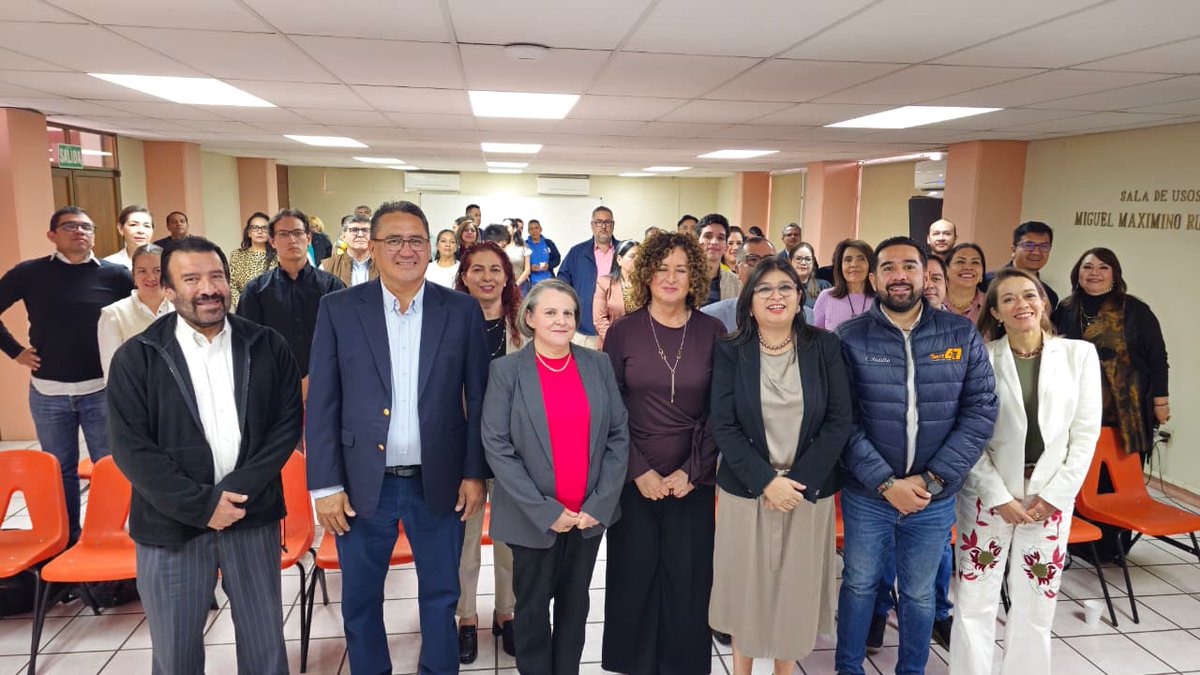 ISIDM1's tweet photo. Al ser presentada, la Dra. Pérez Serrano Flores enfatizó la importancia de poner al centro del proyecto educativo del ISIDM a las personas, y ofreció su compromiso a trabajar con honestidad y transparencia para la educación y el magisterio de Jalisco. https://t.co/zCEF9KzACy