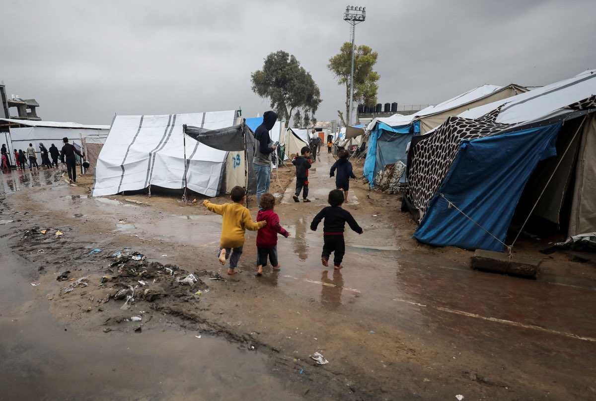 jamilGaza87's tweet photo. Strong winds are battering the tents right now. Please keep us in your prayers and do not forget to support us
 Please help us with donate link:

https://t.co/vaN4PKbBkp

#gaza #help_gaza #Palestine  #GazaWinterCrisis #GazaStarving #GazaHolocaust  #gazawar
#HumanRightsForAll https://t.co/xjIpsihqPb
