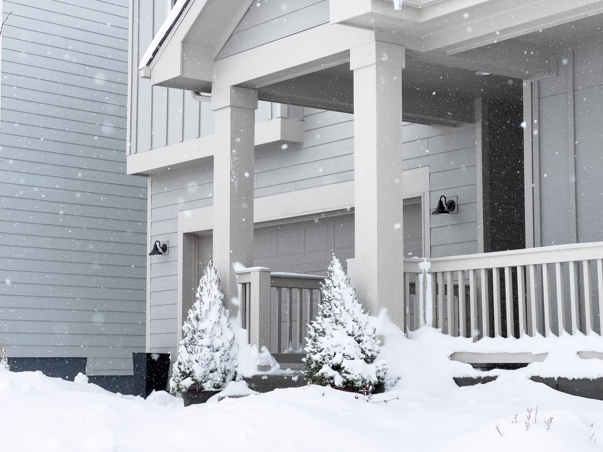 CustomGutterExt's tweet photo. 🛠️🏠 Railings do more than complete the look of your home, they provide safety and support where it matters most. Whether it’s for your porch, steps, or deck, quality railings add both function and curb appeal. https://t.co/onQmYlGGDx