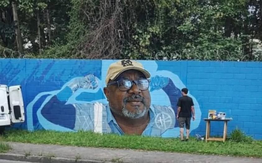br_dadepressao's tweet image. A torcida do Cruzeiro eternizou o rosto do Marcão, pai do Gerson, no muro da Toca da Raposa 2.