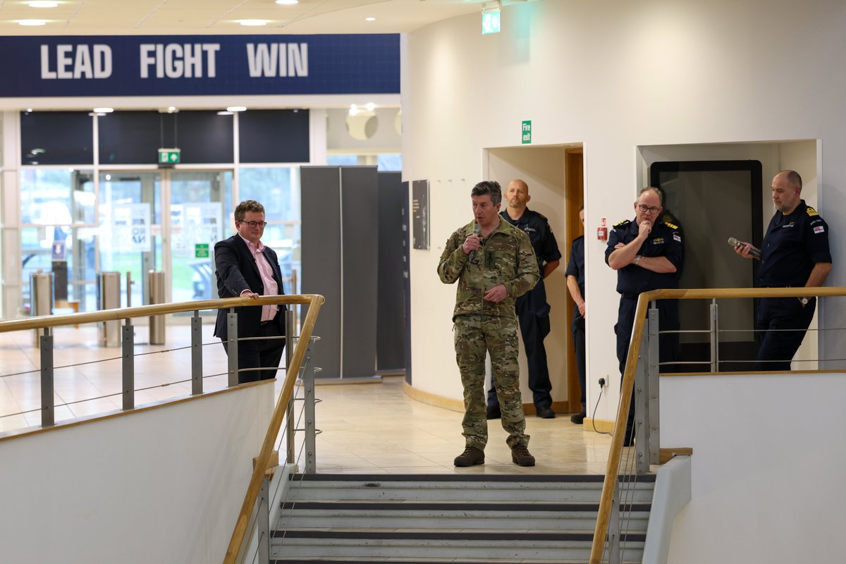 Royal Navy tweet media