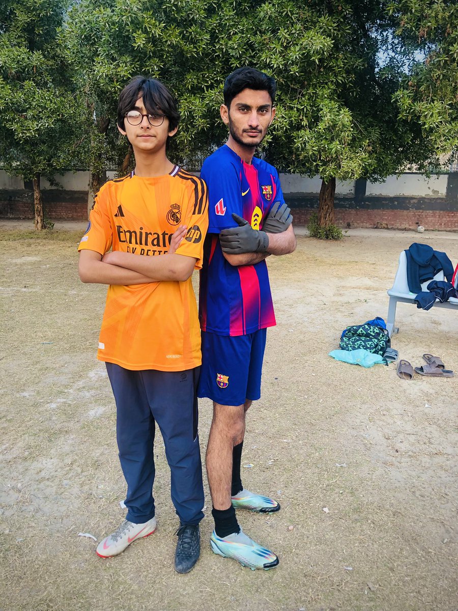 MRASHIDALIIQBA3's tweet photo. Day 10 until Ali bhai @aliktareen gift a football shoes #YUniverseAwards2025xDMD #BBMzansiS6 #Pakistan #PSLAuction https://t.co/zFAo5X2cKx