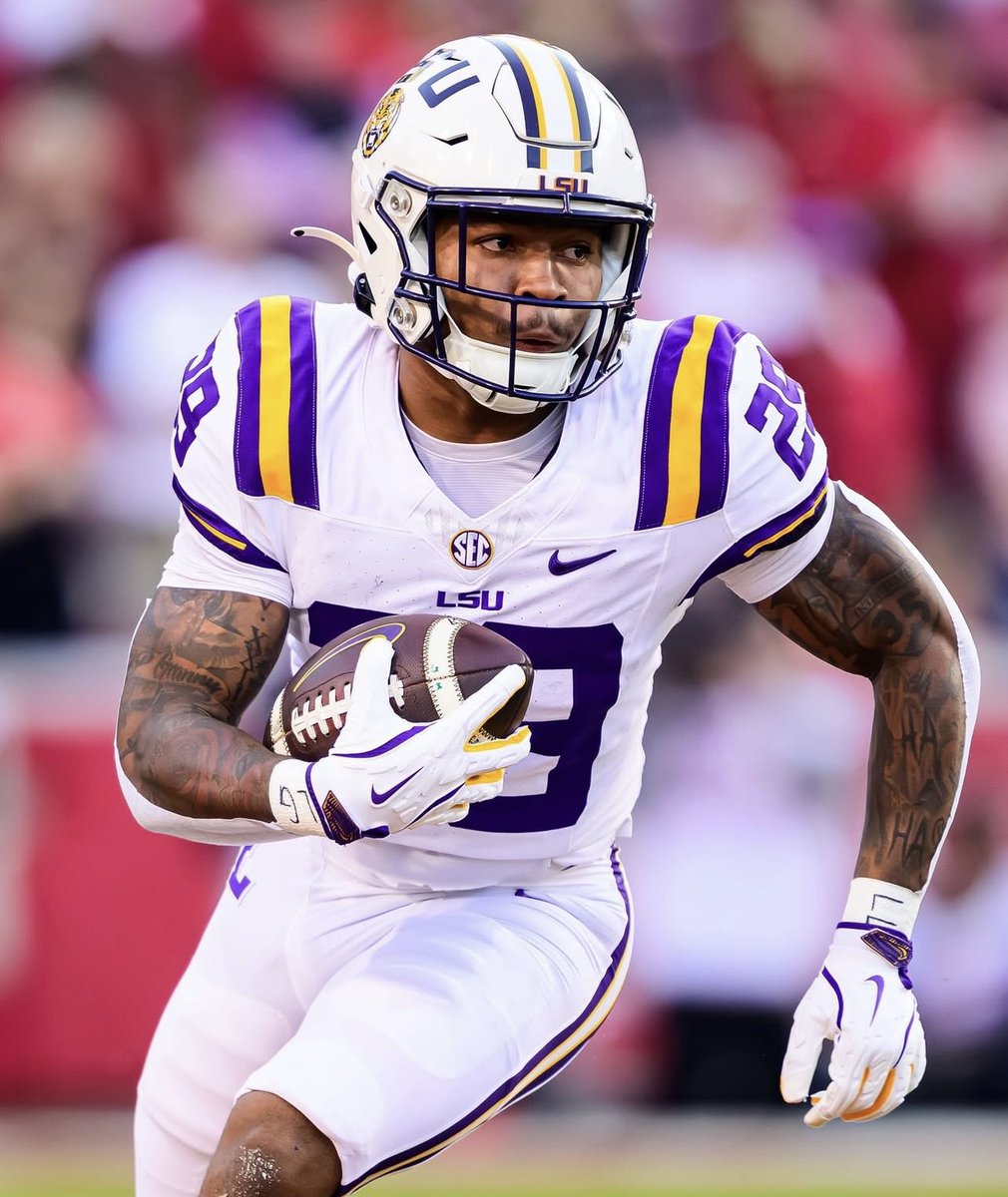 znagy20's tweet image. News: #LSU Tigers running back Caden Durham has withdrawn from the NCAA Transfer Portal and will return to Baton Rouge, @mzenitz reports.

Lane Kiffin and Co. solidify the one-two punch of Harlem Berry + Durham in the backfield for the 2026 season.

Durham is back.