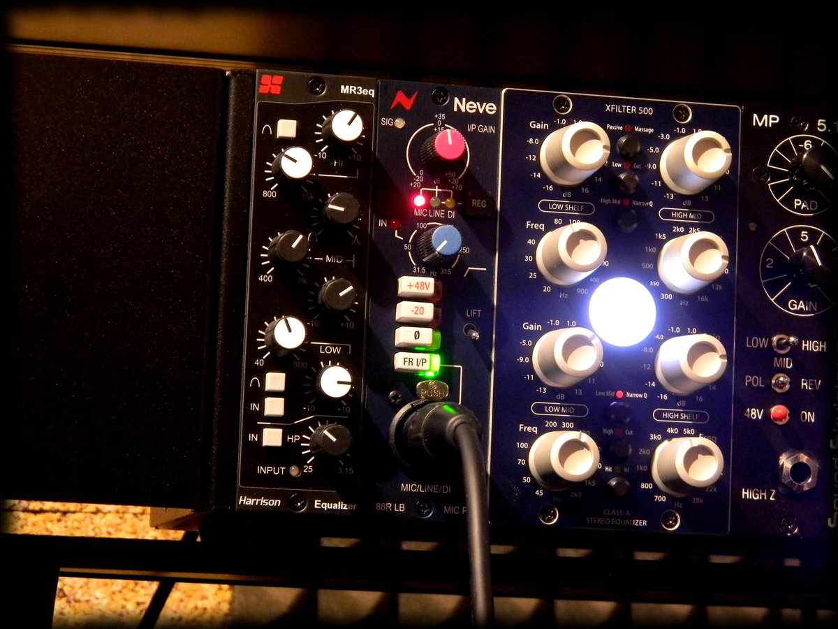 Second preamp section for #reamping my #OsseltioN's new EP.
A sound that is, to say the least, LARGER THAN DEATH!!!
<a href="/AMSNeveLtd/">Neve</a>  88RLB, I don't think it needs any introduction.

The journey into the Abyss continues...
#extremedeformedmetal #deathmetal  #production #theextremeway