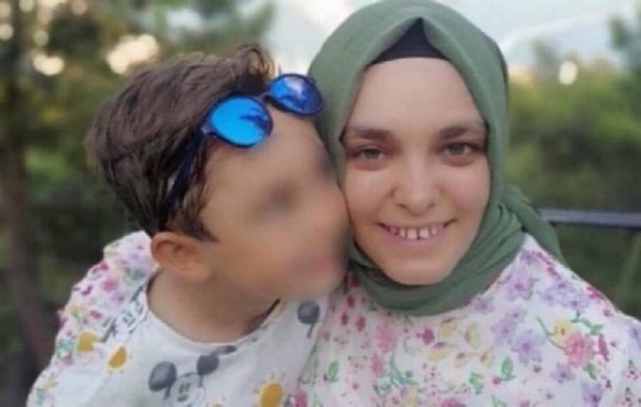 Kadininn_Sesi's tweet photo. Bir çocuk annesi Merve Çiçek, kapatılan bir dershanede çalıştığı, Bank Asyada hesabı bulunduğu gerekçeleriyle Mayıs 2023’ten beri Sincan Cezaevinde.

Hukukun suç saymadığı fiiller üzerinden verilen bu tutukluluk, adalet ve hakkaniyet duygusunu zedeliyor.

#KHKlılarYalnızBırakıldı https://t.co/vIYT64yso7