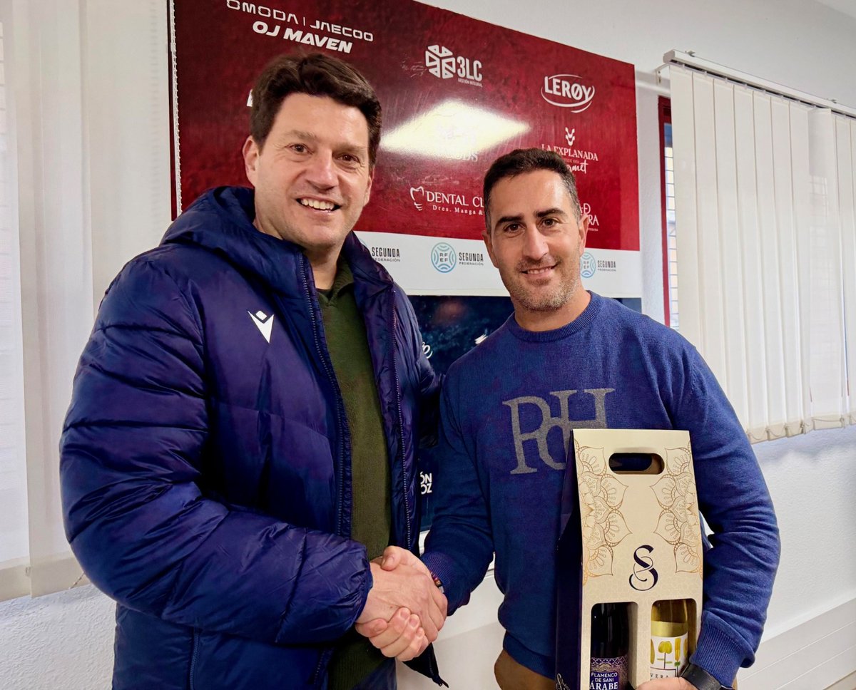 CDExt1924's tweet photo. 🤝 Desde el CD Extremadura queremos mostrar nuestro agradecimiento a la localidad de Villafranca de los Barros por su presencia y apoyo en el último partido de liga disputado en el Estadio Francisco de la Hera. Una visita que refuerza los lazos de hermandad entre municipios vecinos y pone en valor el sentimiento compartido por nuestro club.

Como reconocimiento a esta unión, el presidente del club, Daniel Tafur, hizo entrega de un obsequio al concejal de Deportes de Villafranca de los Barros, Emilio Sánchez, quien representó al municipio. 

Muy pronto seguiremos contando con la presencia de nuevos municipios. El Francisco de la Hera, 𝐥𝐚 𝐜𝐚𝐬𝐚 𝐝𝐞 𝐭𝐨𝐝𝐨𝐬.