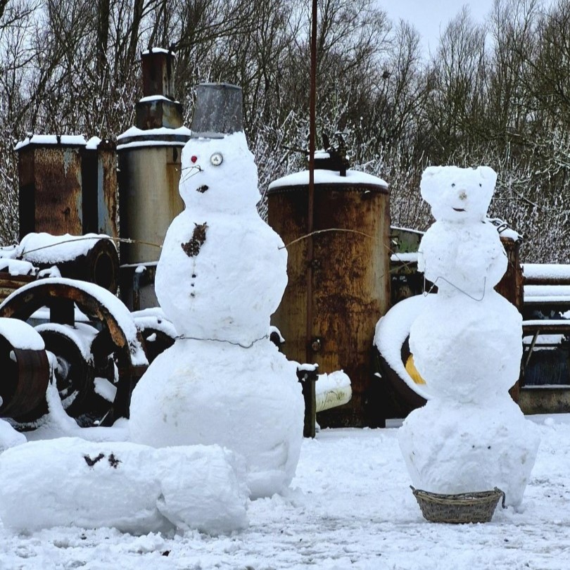 VYNCKE_NV's tweet image. ❄️Winter wonderland❄️

Golden-hour turned our Harelbeke settlement into a fairytale.✨

Swans on a frozen lake 🦢, snowmen clocking in to greet visitors⛄ and paw prints in the snow reveal the wildlife that calls our settlement home.

#Vyncke #CleanEnergyTechnology #SnowMuchFun