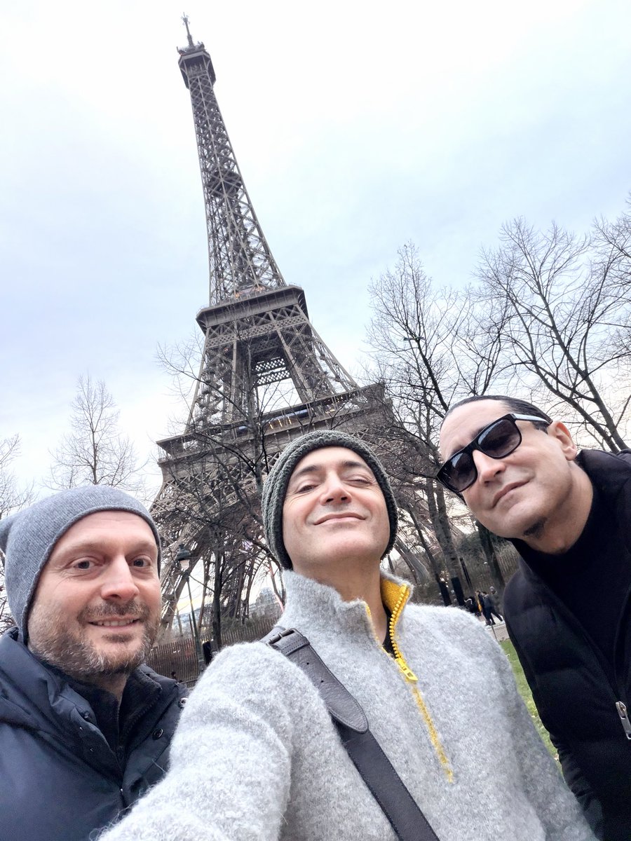 zakkumonline's tweet photo. Paris’ten selamlar… 
Yeni yılın ilk ayını tatile ayırıyoruz biliyorsunuz. 
Birkaç günümüzü Paris’te görmek istediğimiz yerleri görerek  geçirdiğimizi düşünelim. 
Güzel bir şehir Paris… Bitirmek çok zor :) 
Emre ailesiyle 4 senedir buralarda yaşıyor. 
Doğa da çok büyümüş…
Biz bir süre daha etrafta olacağız.
Buralardan bir isteğiniz olursa alta yazabilirsiniz ♥️