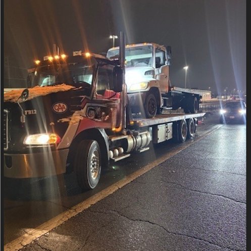 OttawaPolice's tweet photo. 🚨Last week, OPS tow enforcement officers stopped a tow truck on Hwy 417 towing another vehicle. The truck did not have:

✔️a valid tow operator (TO) certificate
✔️a valid tow driver certificate
✔️business decals
✔️9-digit TO number as required under TSSEA

✅ Tip for consumers: If a tow truck lacks a logo & TO number on both cab doors, it’s likely NOT legit. Know your tow!
~
🚨La semaine dernière, les agents chargés de l'application de la loi en matière de remorquage de l'OPS ont arrêté un camion de remorquage sur l'autoroute 417 qui remorquait un autre véhicule. Le camion ne disposait pas :

✔️d'un certificat d'opérateur de remorquage (TO) valide ;
✔️d'un certificat de conducteur de remorquage valide ;
✔️d'autocollants professionnels ;
✔️d'un numéro TO à neuf chiffres, comme l'exige la TSSEA.

✅ Conseil aux consommateurs : si un camion de remorquage ne porte pas le logo et le numéro TO sur les deux portes de la cabine, il n'est probablement PAS légitime. Renseignez-vous sur votre service de remorquage !