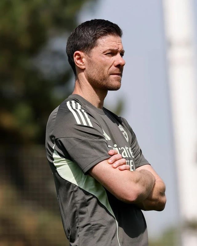 Carlo no les valía porque era muy generoso, no entrenaba duro y no preparaba mucho los partidos.

Xabi no les valía porque era muy serio, entrenaban mucho y le dedicaba demasiado tiempo a los partidos.

Enhorabuena a Mbappe, Vinicius, Bellingham, Rodrygo, Valverde y compañía.