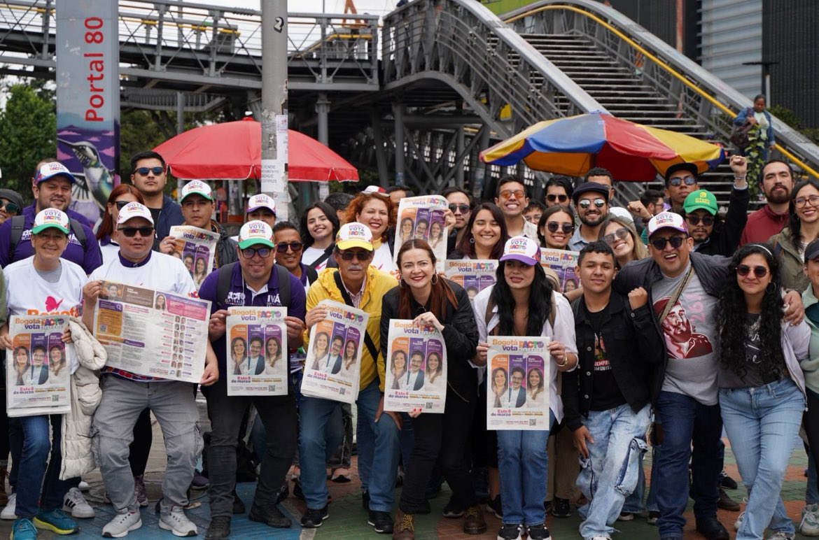 Hoy #ElPactoSeTomaBogotá ❤️‍🔥

Recibimos a los y las bogotanas en este puente de reyes en diferentes entradas a la ciudad para activar nuestra campaña por la vida . ¡Este 3 de marzo la ciudad votará 3 veces Pacto!
