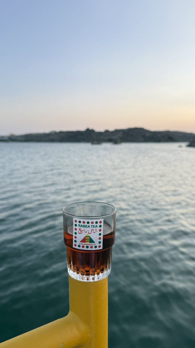 ليا مرّني طاريه فالمجلس المليان
أخاويه وأترك هيكل الجسم متراكي
  — ضيدان بن قضعان .