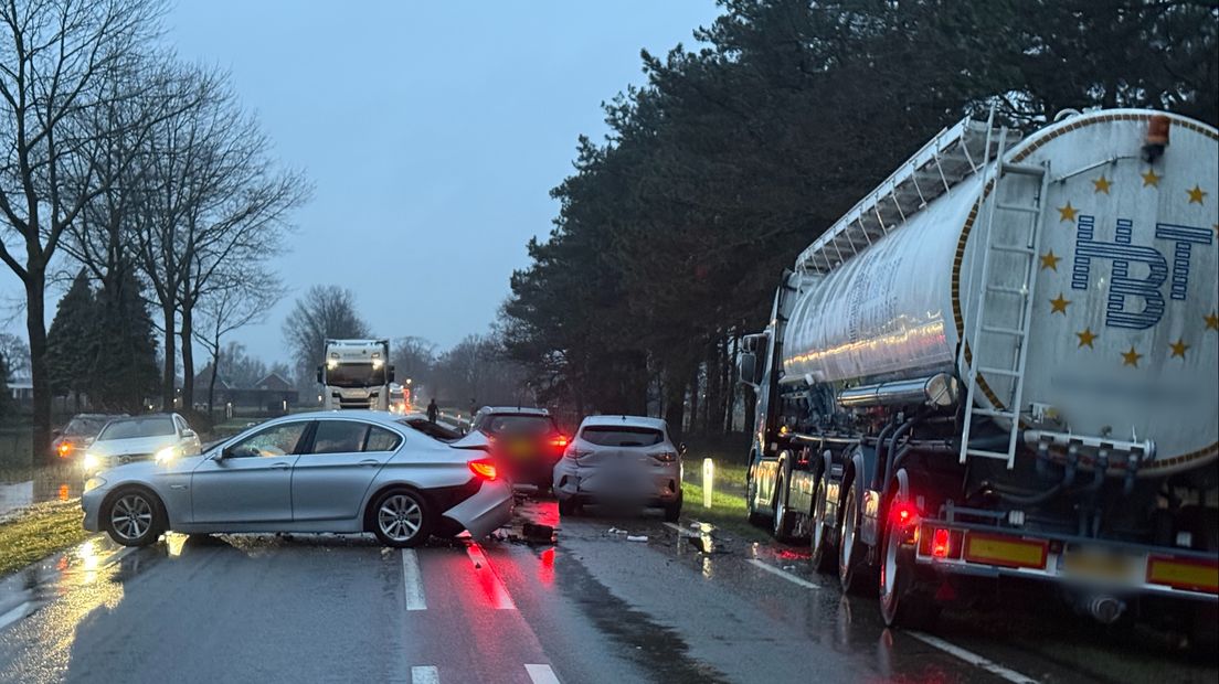 Kettingbotsing met auto's en vrachtwagen bij Ysselsteyn