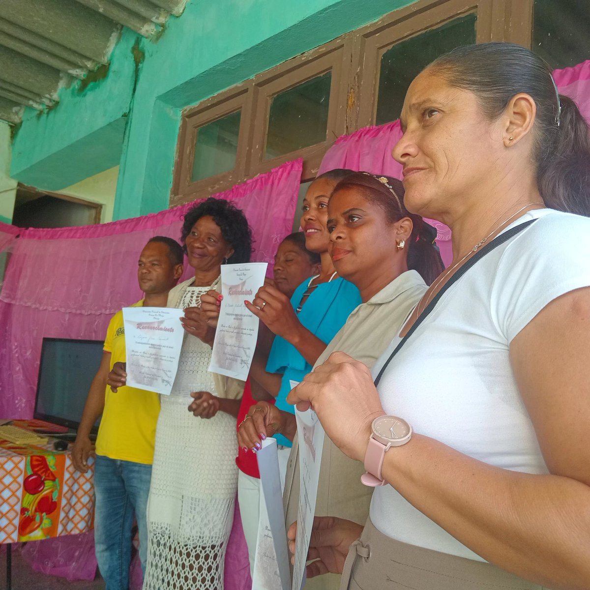 GeovanisCampos's tweet photo. En Songo La Maya merecido reconocimiento a los docentes destacados de la Educación Especial en el acto por el 64 aniversario de su creación @CubaMined @DiazCanelB @dpestgo @RaulSamon https://t.co/PD54NPqTD2