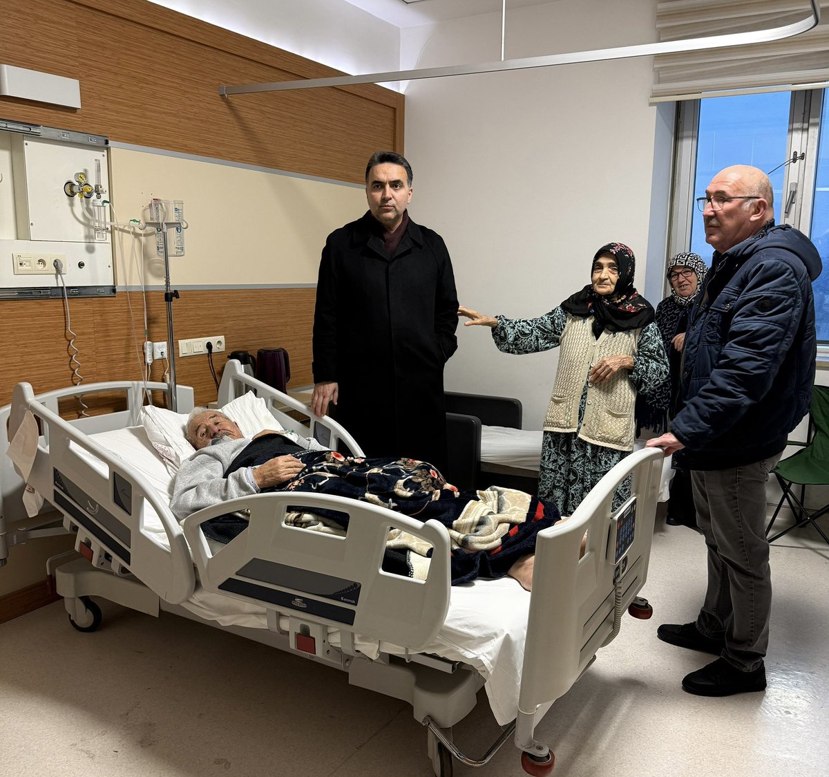 Hibrahimkursun's tweet image. Kıymetli komşularımız Kaya Akpınar, Ömer Karabayır, Kemal Acar ve Salim Keskin’i tedavi gördükleri hastanede ziyaret ederek geçmiş olsun dileklerimizi ilettik. 

Rabbim kendilerine ve tüm şifa bekleyen hastalarımıza en kısa zamanda sağlık ve afiyet nasip etsin. 🤲