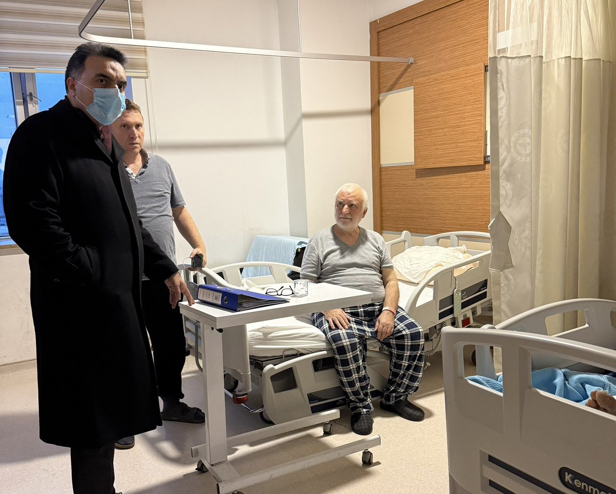 Hibrahimkursun's tweet image. Kıymetli komşularımız Kaya Akpınar, Ömer Karabayır, Kemal Acar ve Salim Keskin’i tedavi gördükleri hastanede ziyaret ederek geçmiş olsun dileklerimizi ilettik. 

Rabbim kendilerine ve tüm şifa bekleyen hastalarımıza en kısa zamanda sağlık ve afiyet nasip etsin. 🤲