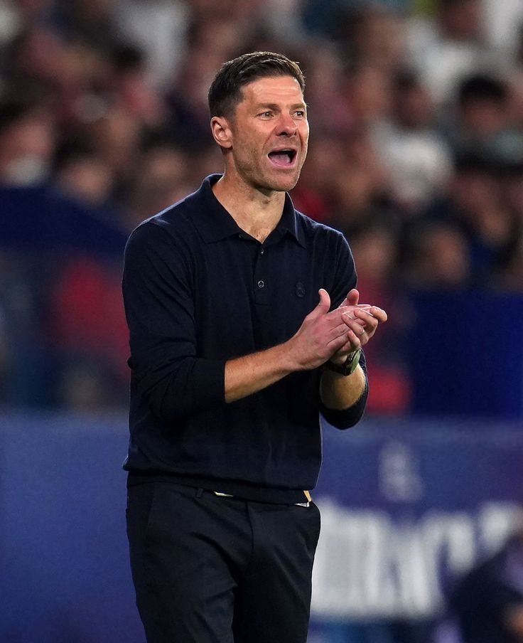 Assumiu a equipe em 9° lugar em La Liga, problemas financeiros e mesmo assim terminou sua passagem com uma La Liga e uma Supercopa da Espanha na bagagem. 

O outro assumiu os novos galáticos e não aguentou 6 meses de temporada. 

Jamais comparem.